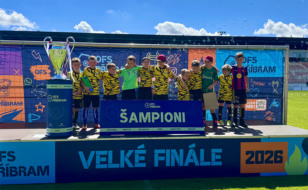 Starší přípravka A — tým s pohárem při slavnostním vyhlášení
